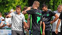 Steißlingens Trainer Javier Martin (links) instruiert seine Mannschaft.