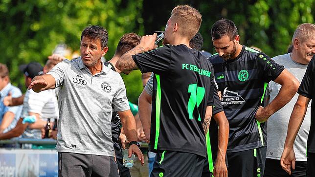 Steißlingens Trainer Javier Martin (links) instruiert seine Mannschaft.