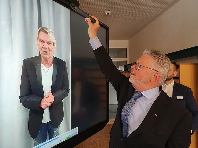 Nicht persönlich anwesend aber mit einem wirkungsvollen Gruß vertreten: Schlagersänger Matthias Reim hat ein Lied für Tannheim ...