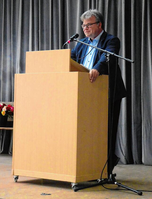Schulleiter Holger Seitz des Stockacher Nellenburg Gymnasium freut sich über einen diesjährigen Gesamtnotendurchschnitt von 1,9
