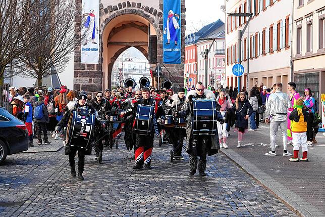 Unüberhörbar ist die Fasnet in Villingen zurück: Narren ziehen durch die Bickenstraße.
