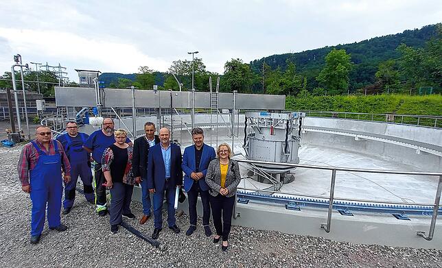 Vor einem der bereits erneuerten Klärbecken stehen beim Besuch des CDU-Europaabgeordneten Andreas Schwab und der ...