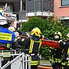 Die Gaienhofener Feuerwehrleute retten im Rahmen der Übung Bürgermeister Jürgen Maas.