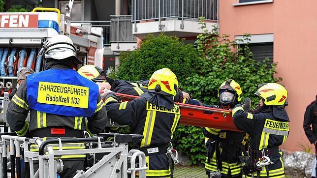 Die Gaienhofener Feuerwehrleute retten im Rahmen der Übung Bürgermeister Jürgen Maas.