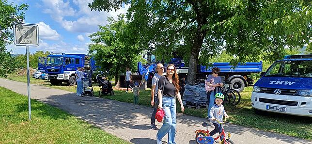 Beim Markt für Dorfvielfalt können die Kinder auch den Fuhrpark des THW bestaunen.