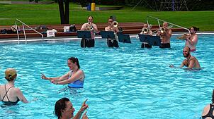 Bei der „Exzellenzwoche“ spielte Gergely Lazok (2. Musiker v.r.) mit anderen Blechbläsern in der Bodensee Therme.