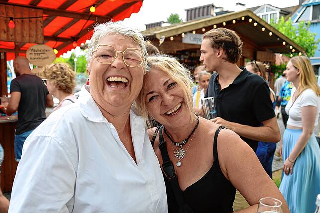 Bild 8: Zahlreiche Besucher lockt das Staader Hafenfest 2025 ans Bodenseeufer