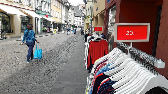 Noch spärlich besucht sind in den ersten Tagen nach der Lockerung der Corona-Restriktionen die Einkaufsstraßen in Tiengen (Foto) und ...