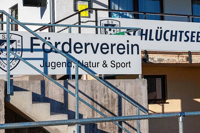 Am Clubhaus und an der Tribüne wurden nicht nur neue Schilder, sondern auch neue Geländer angebracht.