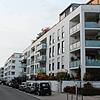 Die Ansicht aus der Bruder-Klaus-Straße zeigt die hellen Fronten der Wohngebäude.