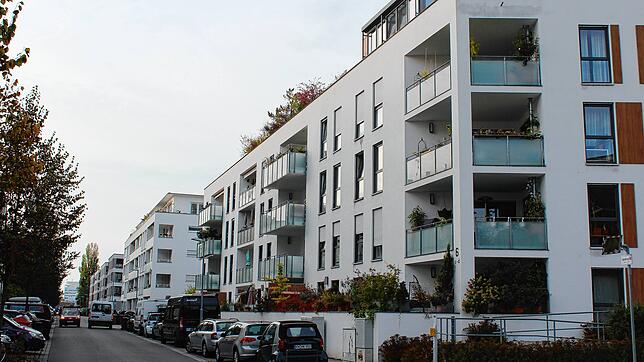 Die Ansicht aus der Bruder-Klaus-Straße zeigt die hellen Fronten der Wohngebäude.