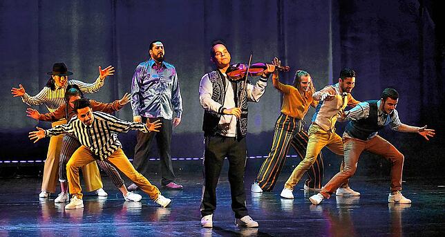 Geigenkunst und Break Dance treffen beim „Musical Karussell“ in der Show „Free Vivaldi“ aufeinander.