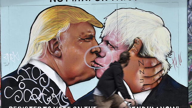 Ein gemaltes Bild in Bristol zeigt die beiden Staatsmänner Donald Trump (links) und Boris Johnson küssend Beide teilen nicht nur den ...