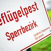 Ein Schild mit der Aufschrift &bdquo;Geflügelpest Sperrbezirk&ldquo;.