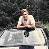 Christoph Martin, Ortsvorsteher in Hüfingen-Behla, schaut mit einem stolzen Lachen aus seinem blauen Golf 3 Cabrio.