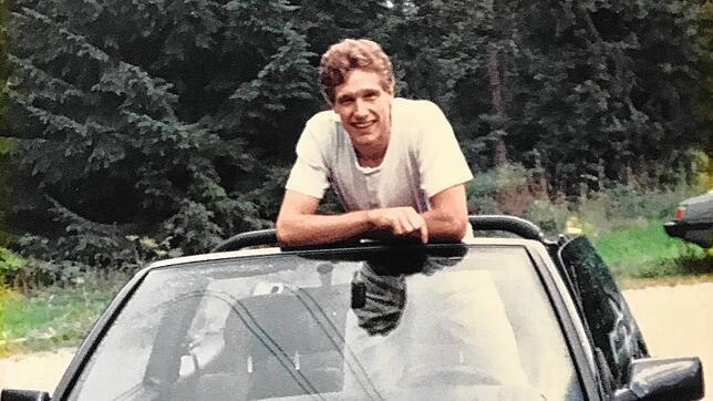 Christoph Martin, Ortsvorsteher in Hüfingen-Behla, schaut mit einem stolzen Lachen aus seinem blauen Golf 3 Cabrio.