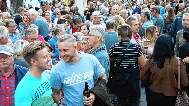 Buntes Treiben an einem Abendmarkt vor einigen Jahren in Radolfzell. Solche Szenen wird es am Abend des 22. Juni nicht geben, denn der ...