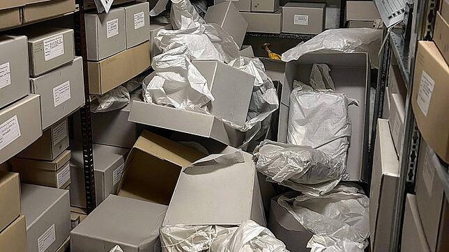 Unbekannte Täter haben die stadtgeschichtliche Sammlung in der Johann-Peter-Hebel-Schule verwüstet.