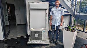 Thorsten Held, Geschäftsführer der Kältetechnik Held in Donaueschingen, bekommt vermehrt Anfragen zu Klimaanlagen in Privatgebäuden. ...
