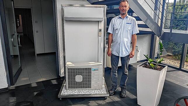 Thorsten Held, Geschäftsführer der Kältetechnik Held in Donaueschingen, bekommt vermehrt Anfragen zu Klimaanlagen in Privatgebäuden. ...