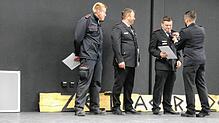 Max Buck und Tobias Eckert erhalten beim Kreisjugendzeltlager in Schachen die Ehrennadel der Jugendfeuerwehr, Landesverband ...