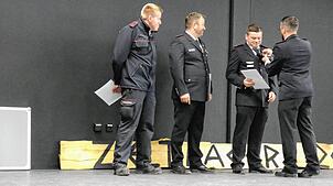 Max Buck und Tobias Eckert erhalten beim Kreisjugendzeltlager in Schachen die Ehrennadel der Jugendfeuerwehr, Landesverband ...