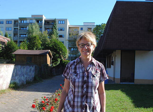 An der gleichen Stelle steht heute seine Tochter Annette Huber, die in der Wohnsiedlung aufwuchs.