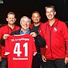Abschied nach 41 Jahren: Ein Trikot mit seinem Namen bekam Jugendleiter Hermann Burger beim FC Bergalingen von der neuen ...