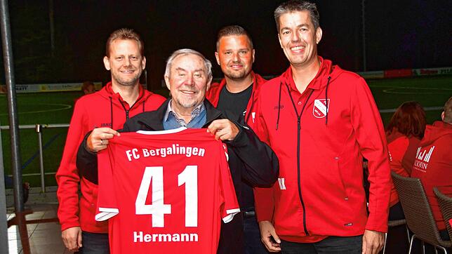 Abschied nach 41 Jahren: Ein Trikot mit seinem Namen bekam Jugendleiter Hermann Burger beim FC Bergalingen von der neuen ...