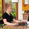 Ellen Schroll im Homeoffice mit dem Erectly Shirt. Das erinnert sie ständig an eine aufrechte Sitzposition.