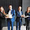 Mit Präsent und Zeitkapsel: Schulleiter Bernhard Zimmermann, Konrektorin Nathalie Rindt, Staatssekretär Volker Schebesta, OB Philipp ...