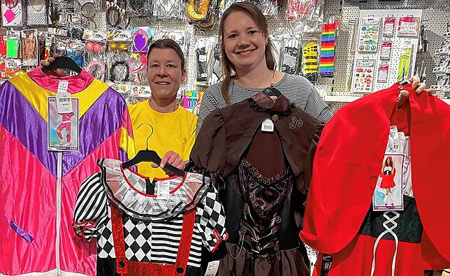 Was ist dieses Jahr an der Fasnacht angeasagt? Susanne Maier (rechts) und Bärbel Nägele zeigen ihre Lieblingskostüme aus rund 200 ...