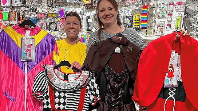 Was ist dieses Jahr an der Fasnacht angeasagt? Susanne Maier (rechts) und Bärbel Nägele zeigen ihre Lieblingskostüme aus rund 200 ...