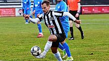 Christian Derflinger (vorne) und der FC 08 Villingen, hier gegen Astoria Walldorf, sind im vorletzten Heimspiel der Saison gegen den FSV ...