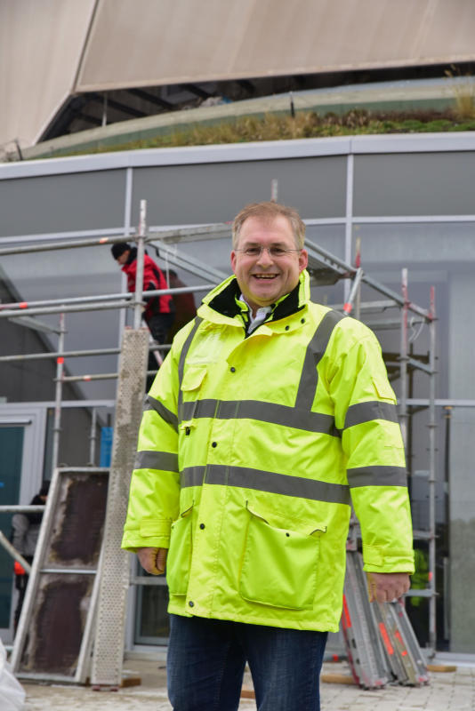 Projektleiter Hardy Stimmer strahlt. Der Bau des Rottweiler Aufzugstestturms ist abgeschlossen, im Hintergrund montieren Arbeiter das ...