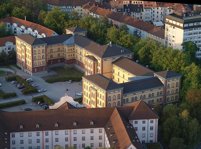 Das Polizeipräsidium oben, unten sind Stadtarchiv und Archäologisches Landesmuseum untergebracht. In diesen Gebäuden, in denen einst das ...