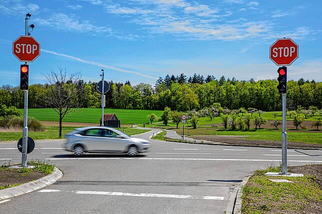 Mehr Sicherheit und ein neuer Fuß- und Radweg gibt es an der Kreuzung Kreisstraße Beuren – Steißlingen / Landesstraße Friedingen ...