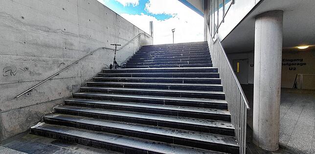 Mitten auf der Treppe wurde der zerstörte Rolle stehen gelassen.