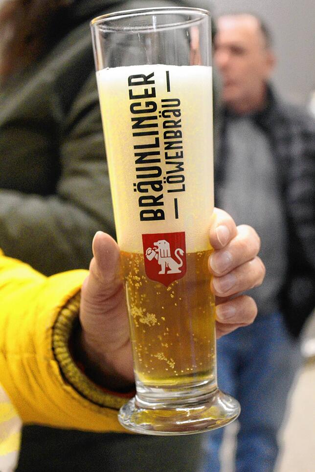 Das naturtrübe Kellerpils im Glas. Die Trübe muss sich erst zum Schluss absetzen – sonst wurde künstlich nachgeholfen.