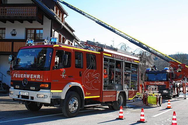 Zu einem Kaminbrand in Todtmoos-Strick waren die Feuerwehren aus Herrischried und Todtmoos mit insgesamt acht Fahrzeugen und rund 30 ...