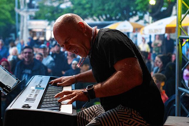 Bild 1: Stimmung top, Wetter egal: Das war der Samstag beim Überlinger Promenadenfest in Bildern