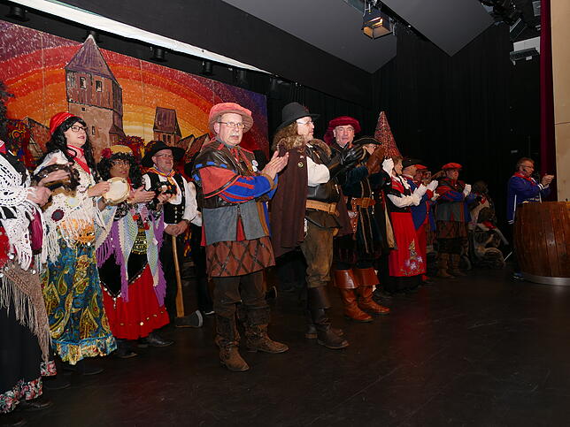 Bild 10: Bilder der Premiere zu den Narrenspielen des Rattlinger Narrenvereines Burg Rosenegg