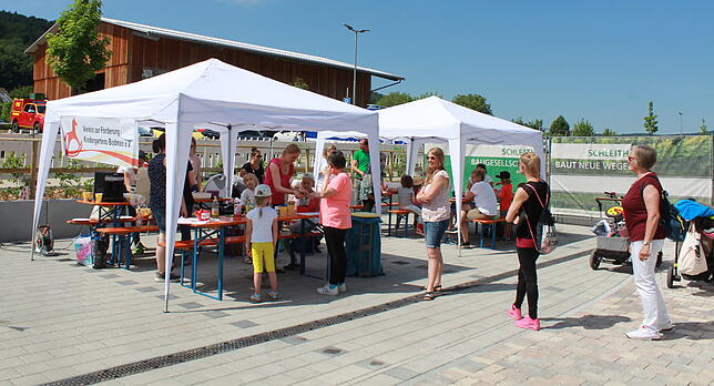 Beim Fest am Tag der Städtebauförderung in Bodman arbeiten die Vereine zusammen. Hier eine kleine Schlange am Stand des ...
