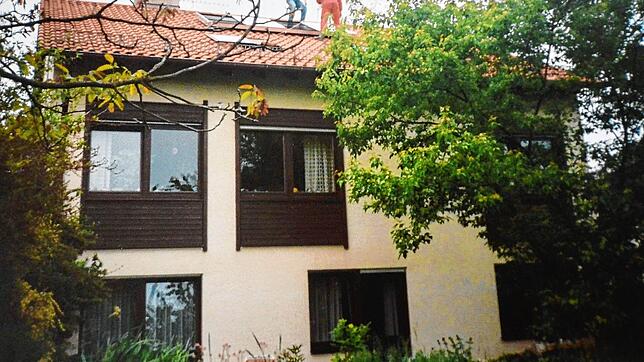 1995: Auf dem Dach des Hauses der Familie Schempp montieren Vereinsmitglieder einen Sonnenkollektor.