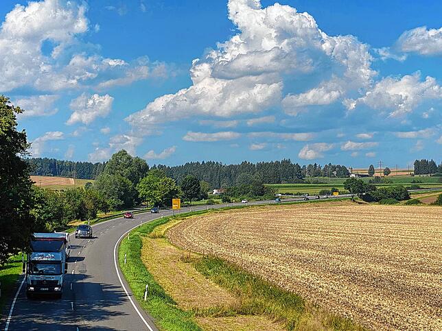 Montag, 21. August, 11.50 Uhr an der B 33 kurz nach Bad Dürrheim. Der übliche Mittagsverkehr läuft hier noch reibungslos über die B33. ...