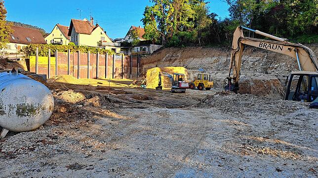 Auf dem Kroneareal in Anselfingen laufen die Bauarbeiten für neue Anschlussunterbringungen auf Hochtouren. Doch die sollen in absehbarer ...