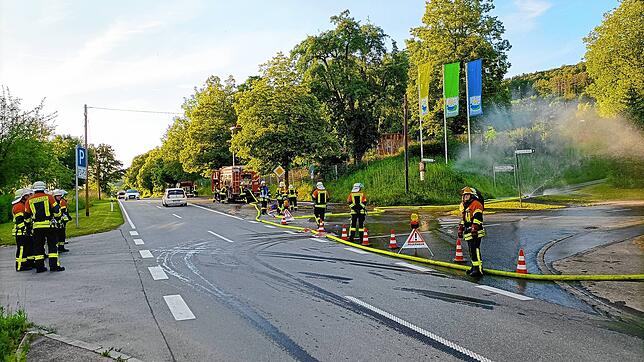 Die Feuerwehr Gottmadingen übt den richtigen Umgang mit Chlorgas am Gottmadinger Höhenfreibad.