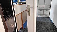 Im Bereich Sekretariat/Lehrerzimmer hebeln die Einbrecher die Türen auf und schlagen die Glasscheiben ein. Am Montag nach der Tat sind ...