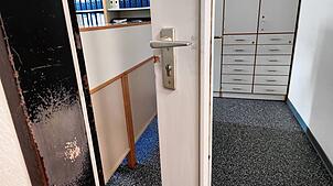 Im Bereich Sekretariat/Lehrerzimmer hebeln die Einbrecher die Türen auf und schlagen die Glasscheiben ein. Am Montag nach der Tat sind ...