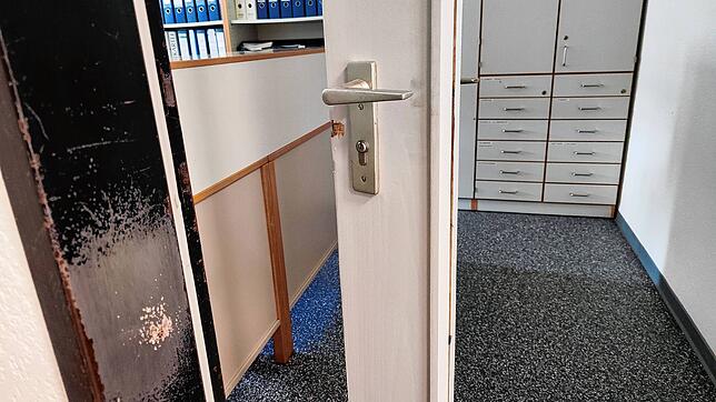 Im Bereich Sekretariat/Lehrerzimmer hebeln die Einbrecher die Türen auf und schlagen die Glasscheiben ein. Am Montag nach der Tat sind ...